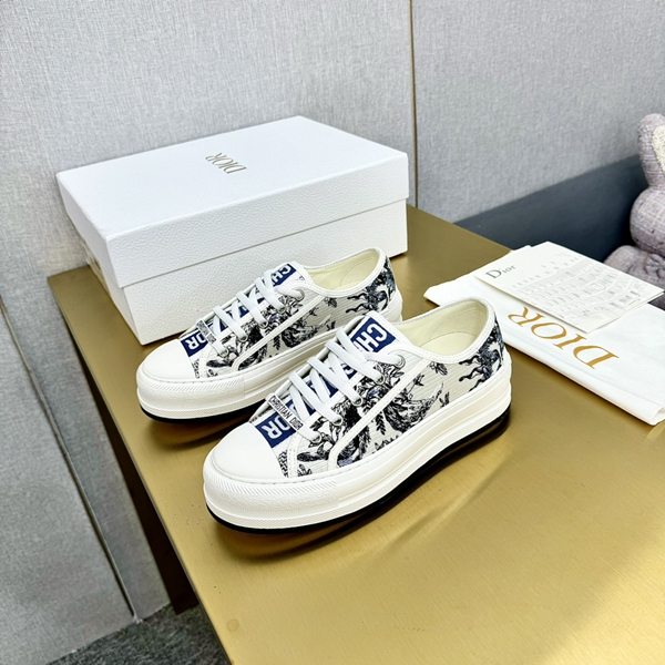 ディオール靴背面デザイン